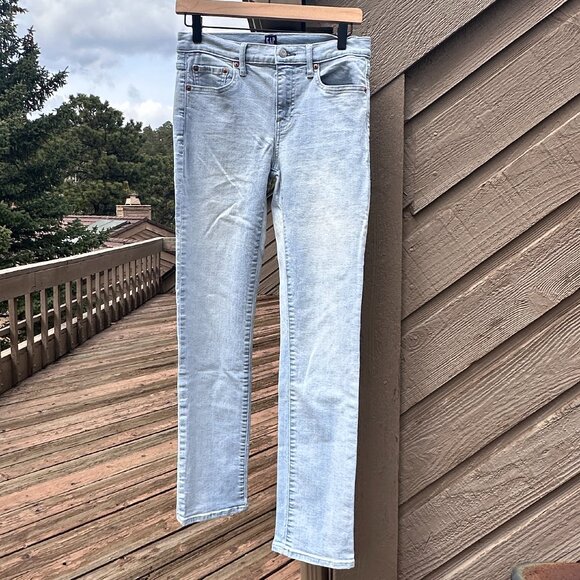 EUC Gap Classic Straight Leg Light Wash Jean - Picture 1 of 9